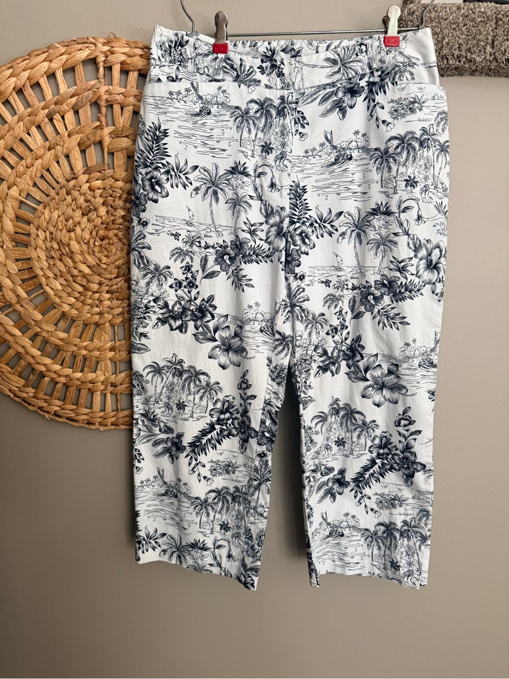 Van Heusen White and Black Tropical Print Capris